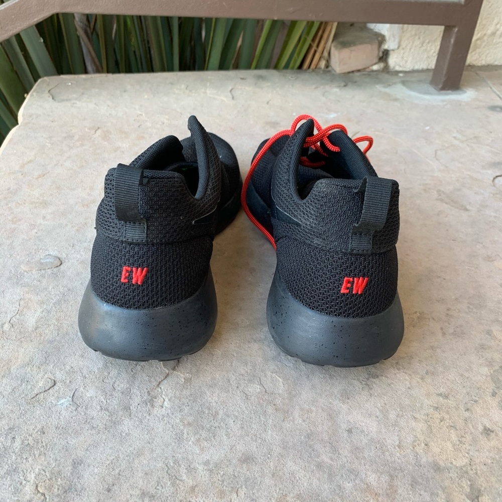 Men’s All-Black Nike Roshe Runs